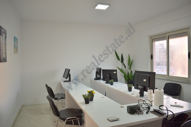 Ambient zyre me qira ne rrugen Petrela ne Tirane.&nbsp;
Apartamenti pozicinohet ne katin e 7 te nje